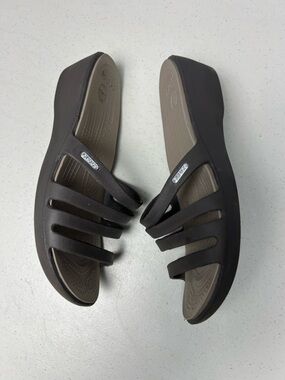 Crocs Rhonda Wedge Strappy Sandal Women's Size 10 Brown Taupe Slip On Slides EUC